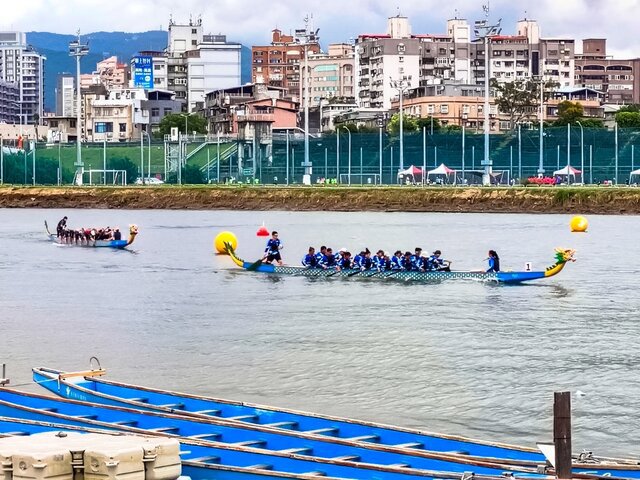 第21屆鯨神盃龍舟錦標賽總計65支隊伍在百齡橋下左岸河濱公園齊聚競技,場面熱血沸騰。