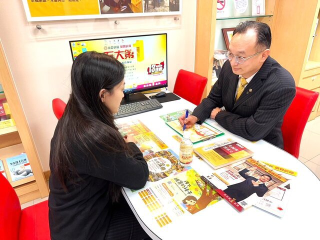 透過「i特助」即時回報，陳彥賓經紀人員(圖右)協助客戶掌握市場動態，協助做出合適決策。(永慶房產集團提供)