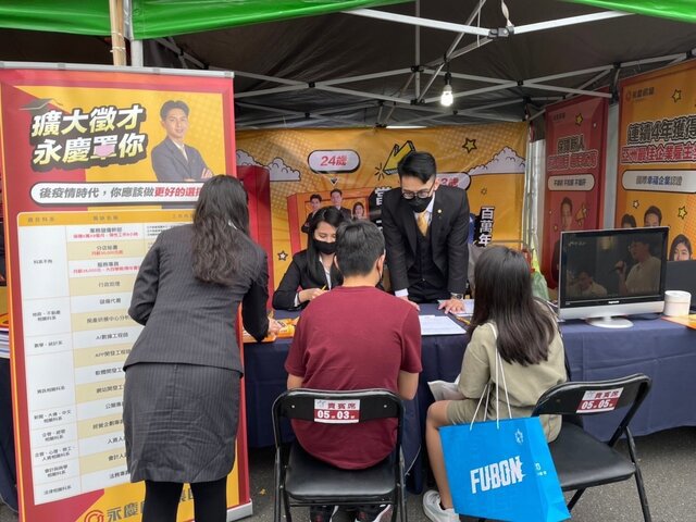 永慶房屋在2022年年後的履歷量較去年成長超過1成,26歲以下的履歷量較去年同期有近2成的成長。許多社會新鮮人於台大校園徵才博覽會現場直接展開面談