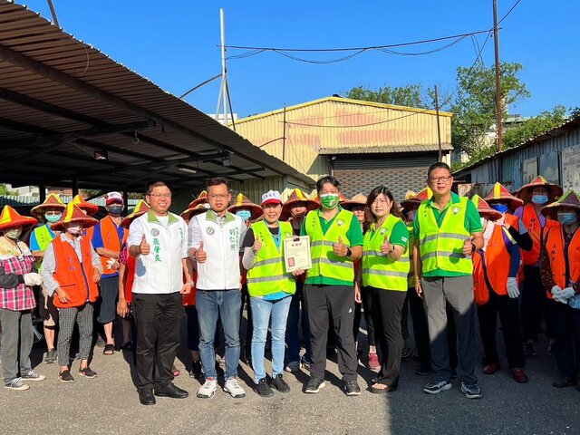 桃園市龍潭區烏林里的環保志工獲得有巢氏房屋桃園區經管會捐贈64件反光背心
