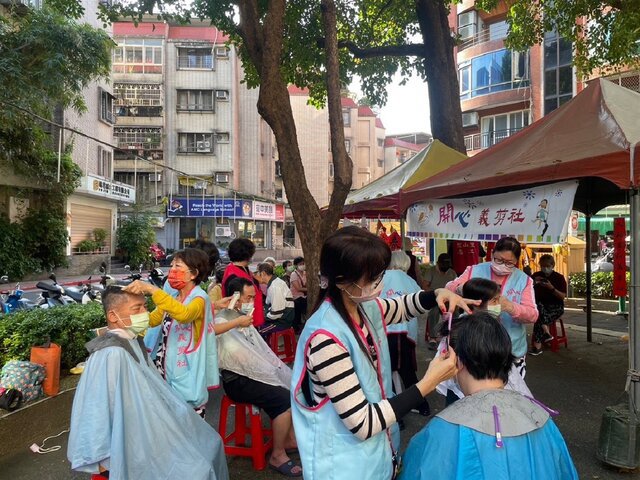 士林區聖山里除了新春揮毫贈春聯,還舉辦了義剪活動,讓里民能神清氣爽迎新年。