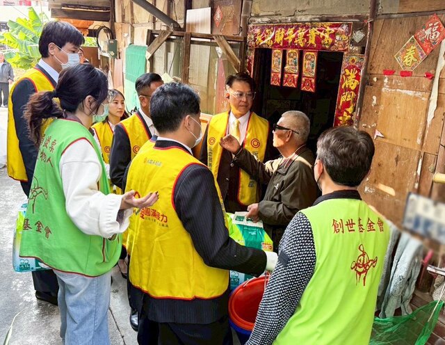永慶加盟四品牌台南區經管會幹部們與創世基金會志工一同探訪植物人家庭,送上愛心年禮與紅包(圖片由永慶房產集團提供)