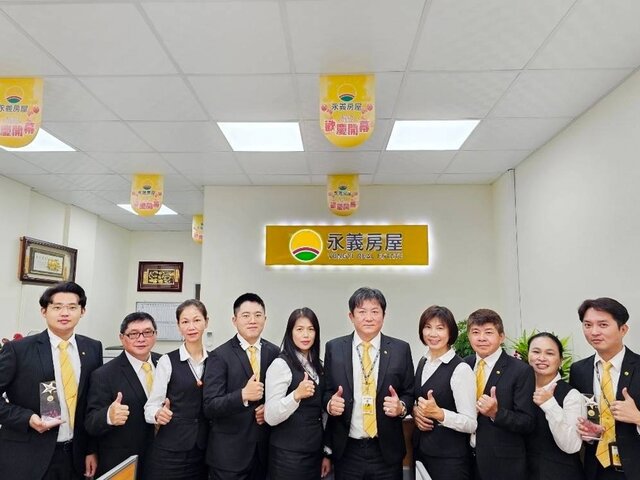 林軒呈店東(右五)推崇「聯賣平台」,不僅讓客戶有超多物件可挑選,它帶進的豐厚業績,也讓優秀人才更願意加入