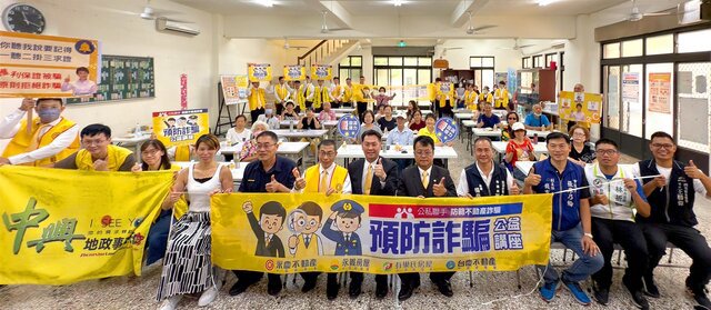 西屯區福雅里長王勝偉(圖右1)出席10月18日防詐講座,攜手永慶加盟四品牌中區經管會一起反詐打詐