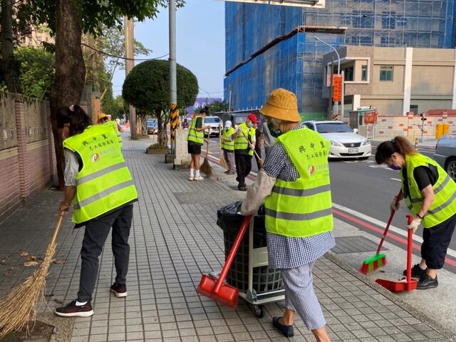 有巢氏房屋關懷社區不遺餘力,免費贊助桃園市八德區興中里的志工團隊反光背心,讓他們在社區服務時更安全