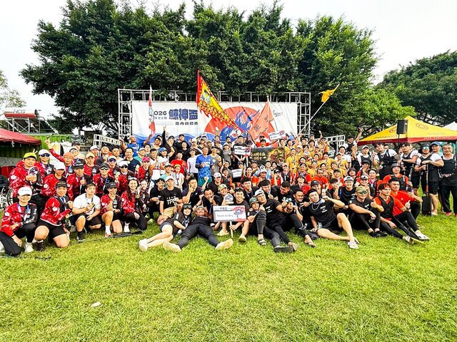 龍舟200公尺直道賽於5月2日圓滿落幕,男子組、女子組及混合組得名隊伍齊聚舞台前合照。