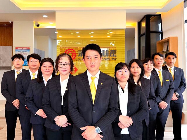 永慶不動產新竹親水文化加盟店團隊,在網路上累積許多五星好評,展現專業服務與守護客戶交易的實力。(永慶房產集團提供)