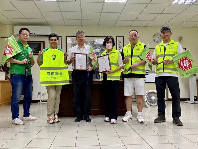 為強化校園交通安全,有巢氏房屋嘉南區經管會發揮企業力量,已贊助用品方式支援學校導護工作