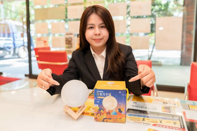 「月來月幸福小夜燈」約10公分高度，可愛的月球造型，有木製立架支撐，可放置室內任何的小角落，讓你在室內也能賞月