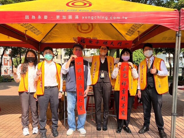 大安區龍雲里邀請書法老師為里民客製化服務,幫民眾寫下想要的吉祥賀詞。
