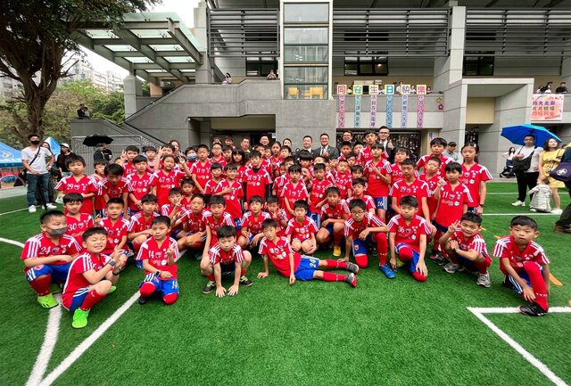 永慶房產集團加盟四品牌桃園區經管會長期關注在地學校需求,連續三年贊助桃園市同安國小足球隊,幫助學生圓夢。