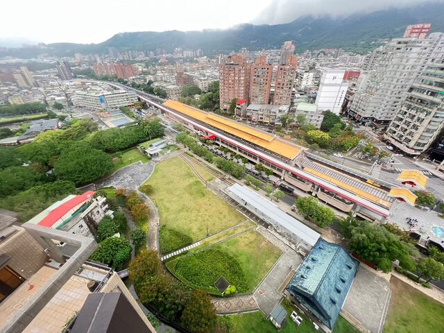 距離生鮮超市100公尺內、成屋平均單價最低前十名捷運站點中,捷運新北投站和景美站是唯二上榜的台北市捷運站。
