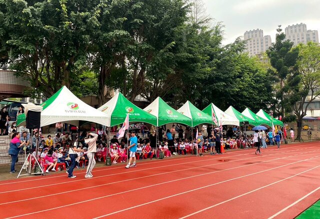 在3月30日「同安國小30周年校慶暨社區聯合運動大會」,永慶房產集團加盟四品牌桃園區經管會全額贊助50頂帳篷,讓學生、民眾在良好的競賽環境中拚搏榮耀與獎盃。