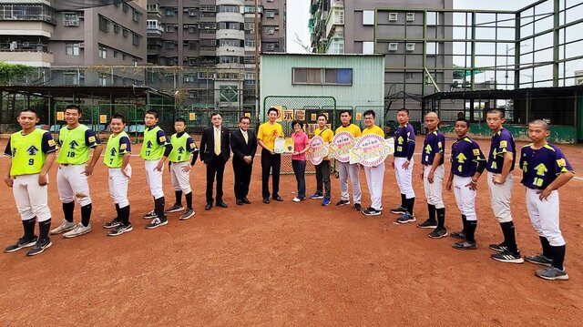 永慶不動產力挺國球 連5年贊助前金國中青少棒隊