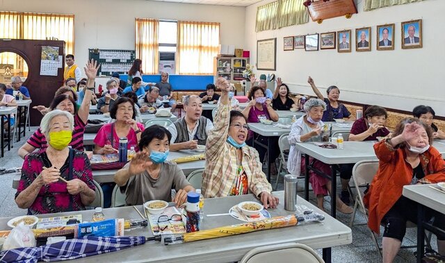 永慶加盟四品牌中區經管會於台中北屯平昌里舉辦防詐講座,里民熱情參加、踴躍舉手發問。(永慶房產集團提供)