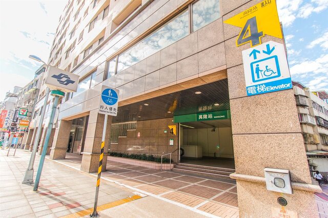 捷運萬隆站距離捷運公館站僅差一站,但是萬隆站房屋平均單價比公館站便宜30萬,吸引眾多消費者。