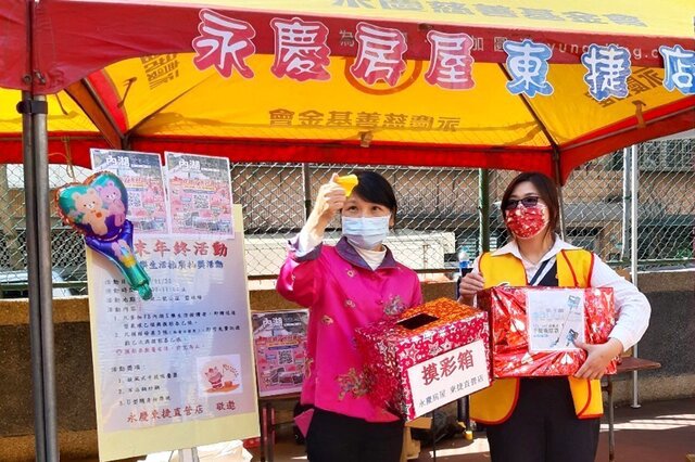 迎接金牛年！永慶房屋和里民揮毫潑墨喜迎春