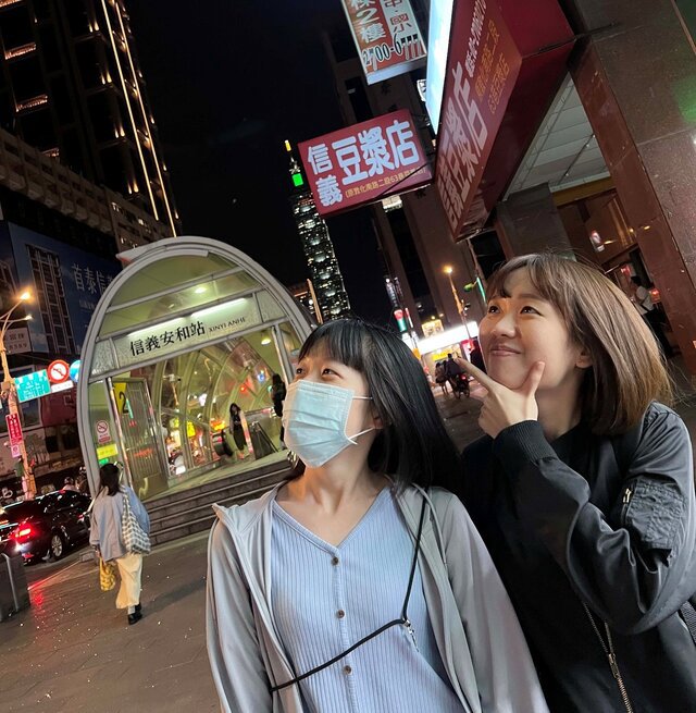 永慶房屋健走賽採團隊戰,同隊的夥伴相約一起完成任務,透過運動凝聚向心力。