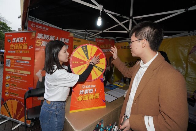 臺大校徵現場，永慶房屋特別設計小遊戲並贈送獎品與學生們互動。