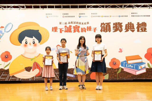 高雄市政府教育局主任祕書歐素雯(右2)特別擔任頒獎嘉賓，勉勵獲獎同學。