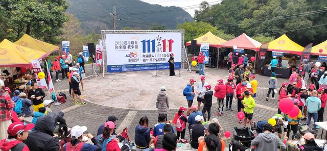 永慶房屋除了提供所需帳篷之外,永慶的同仁也主動報名參加,一起運動做愛心,幫助需要的族群。