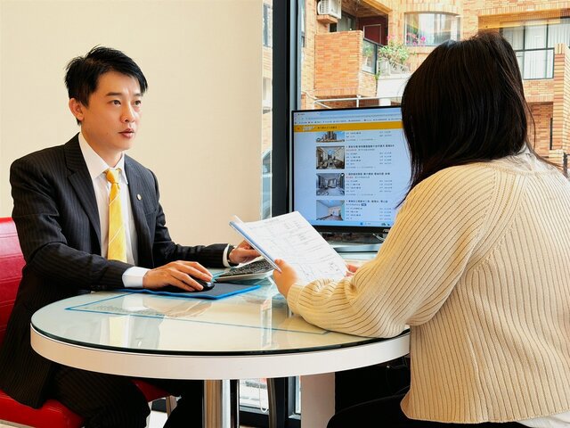 鄭建志店長(圖左)協助屋主處理複雜交易,從權狀補發到過戶,每一步都以專業守護客戶權益。(永慶房產集團提供)