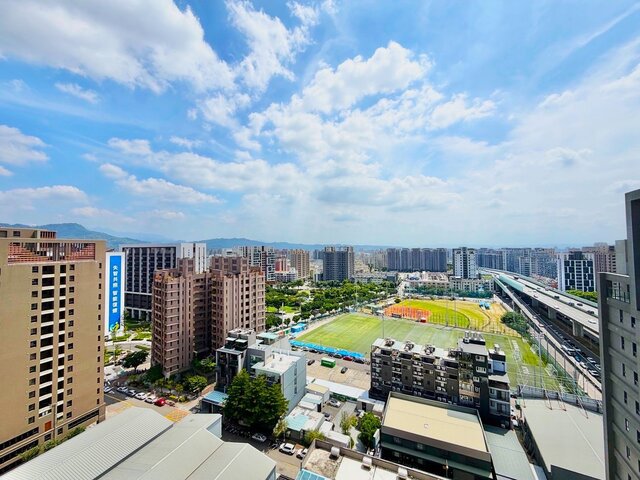 「廍子重劃區」以平均48.7 坪奪下熱門生活圈的「坪數王」。寬闊道路與公園綠地,吸引重視居住環境的自住買盤。(永慶房產集團提供)
