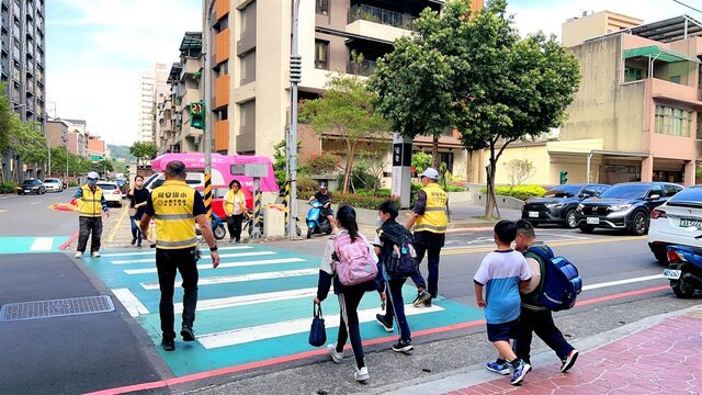 永慶房產集團加盟四品牌桃園區經管會贊助100件反光背心、40支導護旗和拒馬等用具,協助同安國小學生安心上下學。
