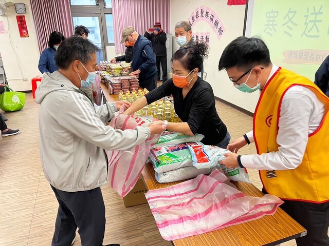 永慶房屋的夥伴們擔任志工協助里長發放春節物資,一起幫助讓清寒家庭能夠過個好年。